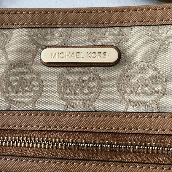 ❌SOLD❌ Michael Kors Women Crossbody Bag- Tan/Gold - Picture 9 of 17